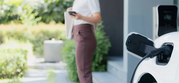 Focus Image Electric Vehicle Recharging Battery Home Charging Station Blurred — Foto Stock