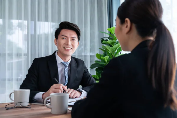 两名亚洲办公室工作人员在公司办公室工作场所进行讨论和合作 同事们在良好的工作环境中 在公司的工作空间中 微笑着计划工作 — 图库照片
