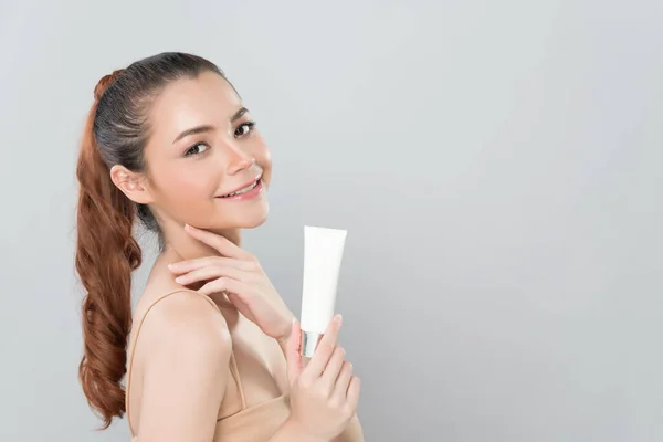 Glamorous Beautiful Perfect Natural Cosmetic Skin Woman Portrait Hold Mockup — Stockfoto