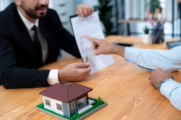 Contrat Prêt Examen Client Avec Agent Immobilier Discutant Terme Intérêt — Photo