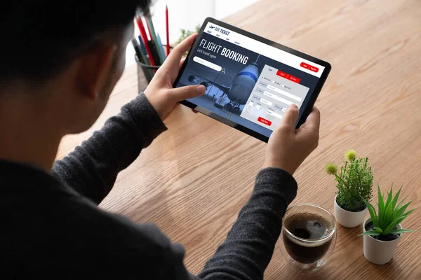 Online uçuş rezervasyon sitesi mod rezervasyon sistemi sağlar. Seyahat teknolojisi kavramı .