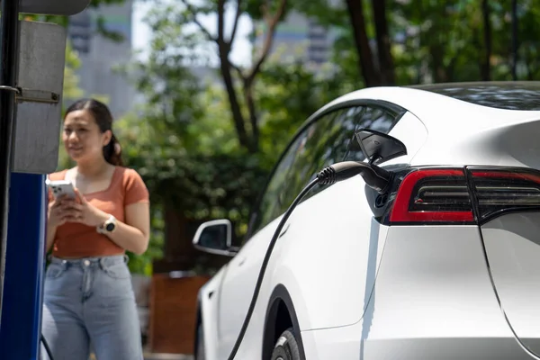 电动汽车电动汽车充电站在可持续能源和生态发电概念下 从绿色资源向充电站供电 减少二氧化碳排放 — 图库照片