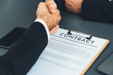 İş yerinde tokalaşmada başarılı bir iş görüşmesi. Nitelikler ve mevki için başvuru hakkında olumlu tartışmalar. Aday ve mülakat arasında iş bulma kavramı. Coşkulu