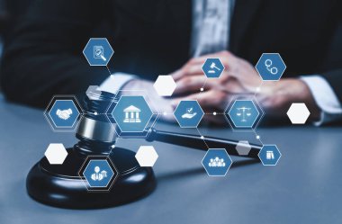 Akıllı hukuk, hukuki danışmanlık simgeleri ve avukatlık bürosunda çalışan araçlar dijital hukuk kavramını ve çevrim içi hukuk ve yönetmelik kavramlarını gözler önüne seriyor .