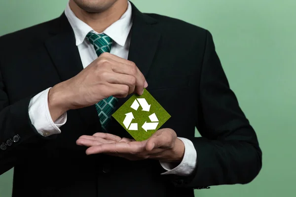 Empresarial Promovendo Conceito Negócio Sustentável Verde Com Empresário Segurando Papel — Fotografia de Stock