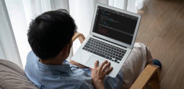 Model uygulama ve program kodlaması için bilgisayar ekranında yazılım geliştirme programlama