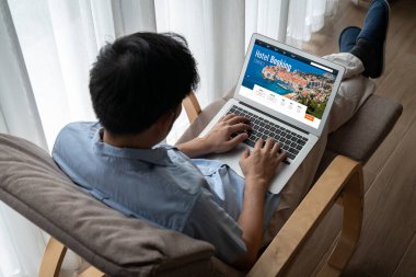 Çevrimiçi otel konaklama rezervasyon sitesi mod rezervasyon sistemi sağlar. Seyahat teknolojisi kavramı .