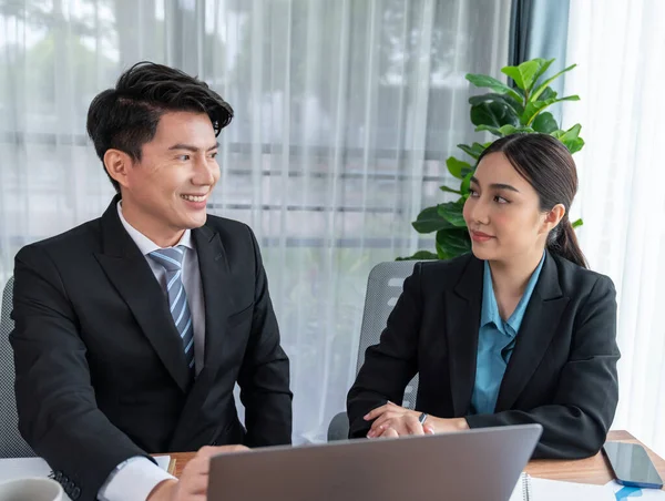アジアの2人のオフィスワーカーが企業のオフィスで話し合い 協力しています 職場での働きやすい職場環境の中で 笑顔で仕事を企画します ジュビラント — ストック写真