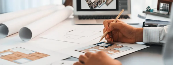 Innenarchitekt Designer Tisch Entwerfen Hand Zeichnung Haus Bauplan Skizze Mit — Stockfoto