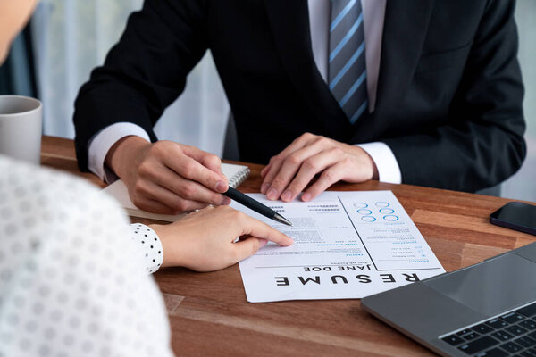 Разговорное собеседование между собеседником и кандидатом. Менеджер по персоналу спрашивает о квалификации кандидата и подает заявление на работу с резюме. Работа для заявителя. Муравей