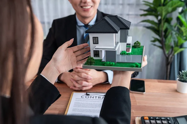 Bauherr Und Immobilienmakler Prüfen Kreditvertrag Diskutieren Laufzeit Zinssatz Und Immobilienbesitz — Stockfoto