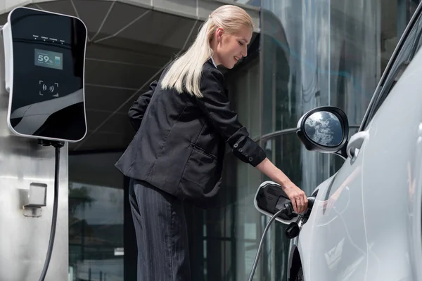 Progressive Businesswoman Insert Charger Plug Charging Station Her Electric Vehicle — Fotografia de Stock