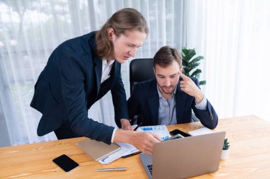 Ofisteki analist ekibi, iş performansını artırmak için grafik ve grafikli BI gösterge panelini kullanarak çalışma alanındaki pazarlama stratejisi için finansal veri analizi yapmakla meşgul. Varlık