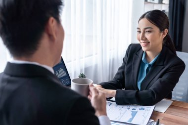 Ofisteki analist ekibi veri analizi ve pazarlama stratejisini güçlü takım çalışmasıyla yapılan toplantıda iş performansını artırmak için BI gösterge paneli ve istatistikleri kullanarak tartışıyor. Sevinçli.