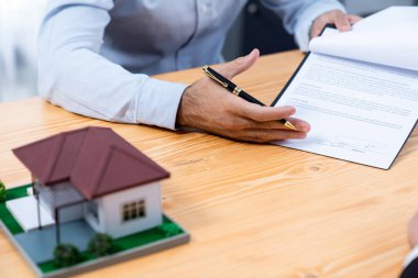 Bulanık ev modeli ev kredisi ya da tebessümle satın alma anlaşması imzalayan emlakçı ya da ev sahibiyle yapılan anlaşmaya odaklan. Coşkulu