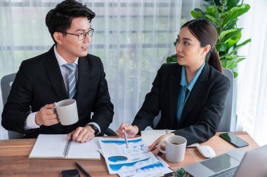 Ofisteki analist ekibi veri analizi ve pazarlama stratejisini BI gösterge tablosu ve istatistikleri kullanarak başarılı takım çalışması ile kurumsal toplantıda iş performansını geliştirmek için tartışıyor. Sevinçli.