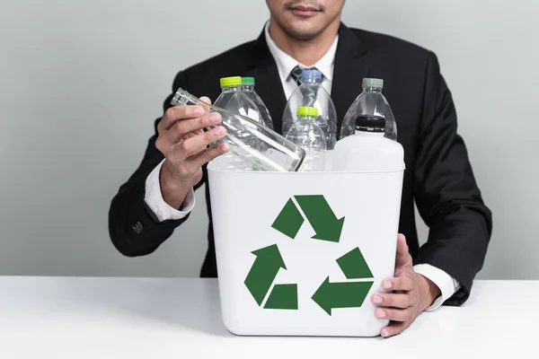 Бізнесмен Тримає Ковпачок Наповнений Пластиковою Пляшкою Ізольованому Фоні Корпоративна Відповідальність — стокове фото