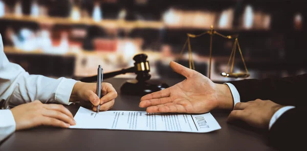 Avukat Imzalama Sözleşmesi Hukuk Firması Kütüphanesindeki Profesyonel Avukat Yasal Belge — Stok fotoğraf