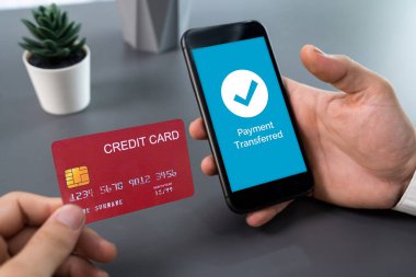 Akıllı telefon uygulamasında kredi kartıyla dijital ödeme. Hızlı, güvenli ve kullanışlı internet bankacılığı işlemleri QR kodu ve cep telefonu uygulamalı barkod teknolojisi kullanıyor. Coşkulu