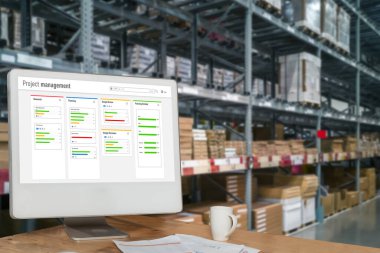 Ekip projesinin zaman çizelgesini gösteren bilgisayar ekranında, modern iş projesi yönetimi için proje planlama yazılımı