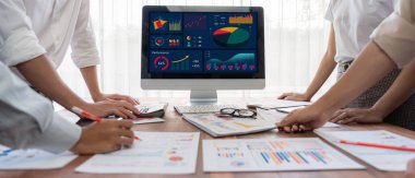 Panorama analist ekibi, FBI Fintech 'i kullanarak dizüstü bilgisayarla mali raporu analiz ediyor. İş adamları iş görüşü için dizüstü bilgisayarda gösterilen kontrol panelini inceliyor. İnceleyin