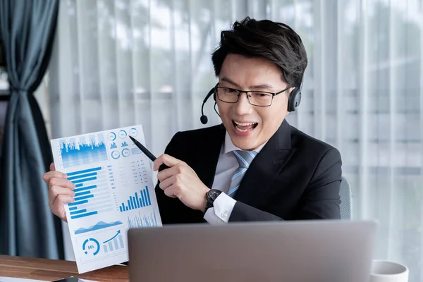 Selbstbewusste Asiatische Telesale Geschäftsleute Arbeiten Modernen Büros Mit Kopfhörern Und — Stockfoto