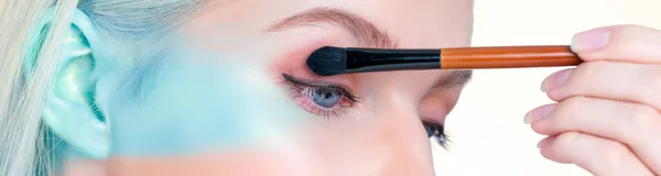 Närbild Vacker Personlig Tjej Med Felfri Applicering Ögonskugga Makeup Med — Stockfoto