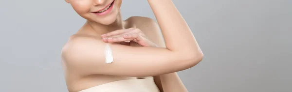 Closeup Glamoureuze Vrouw Aanbrengen Moisturizer Crème Haar Arm Voor Een — Stockfoto
