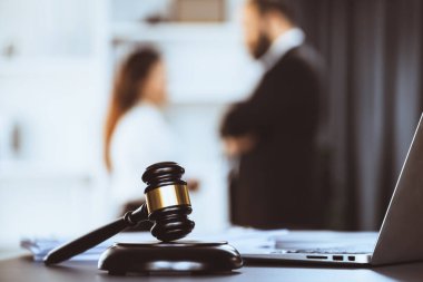 Ahşap tokmağı, avukat meslektaşlarının ya da hukuk bürosunda çalışan hukuk ekibinin bulanık geçmişine odaklayın. Adil ve eşit yargılama için adaletin çekici. Eşitlik