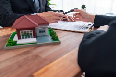 Alıcı emlakçıyla ev kredisinin koşulunu ve dönemini kabul ettikten sonra ev kredisi sözleşmesini memnuniyetle imzaladı. Konut işi kavramı olarak müşterilerin imzaladığı sözleşme belgesi. Sevinçli.
