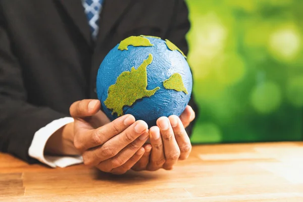 Biznesmen Trzyma Papier Ziemi Jako Symbol Świadomości Ekologicznej Dla Zrównoważonego — Zdjęcie stockowe