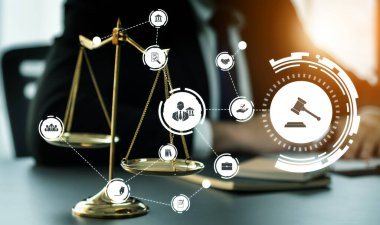 Akıllı hukuk, hukuki danışmanlık simgeleri ve avukatlık bürosunda çalışan araçlar dijital hukuk kavramını ve çevrim içi hukuk ve yönetmelik kavramlarını gözler önüne seriyor .