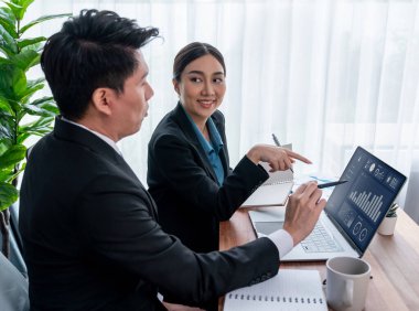 Ofisteki analist ekibi veri analizi ve pazarlama stratejisini güçlü takım çalışmasıyla yapılan toplantıda iş performansını artırmak için BI gösterge paneli ve istatistikleri kullanarak tartışıyor. Sevinçli.