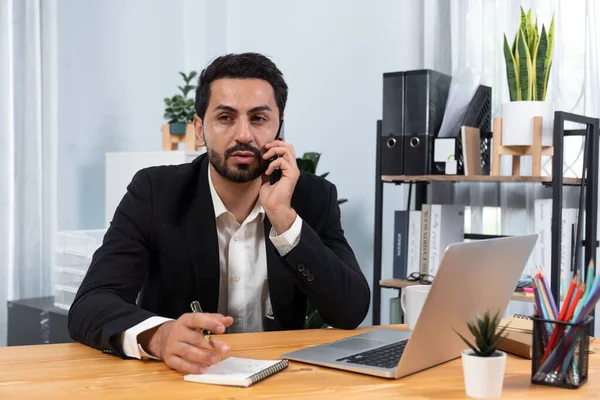 Staranny Biznesmen Zajęty Rozmową Telefoniczną Klientami Podczas Pracy Laptopem Biurze — Zdjęcie stockowe