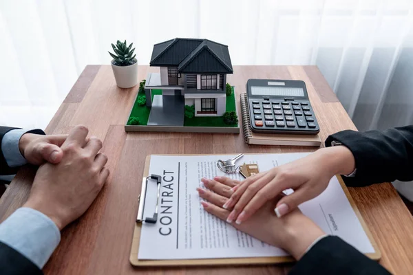 Client Agent Immobilier Examinent Contrat Prêt Discutent Durée Taux Intérêt — Photo