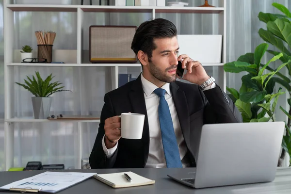 Fleißiger Geschäftsmann Der Mit Kunden Telefoniert Während Seinem Büro Mit — Stockfoto