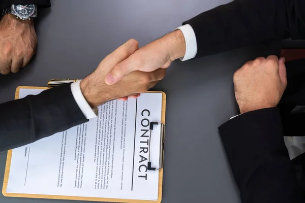 两名专业人员成功地完成了业务交易 与顶级人士握手 签订了合作协议 法律文件和握手作为两家公司之间的正式协议 — 图库照片