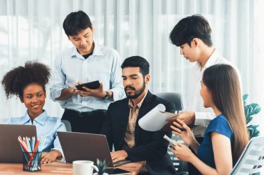 Mutlu iş adamları birlikte çalışır, şirket ofisinde tartışırlar. Profesyonel ve çeşitlilik takım çalışması iş planını bilgisayarda tartışır. Modern çok kültürlü ofis çalışanı. Uyum