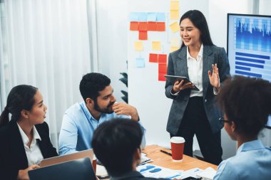 Genç Asyalı iş kadını modern toplantıda TV ekranında veri analizi paneli sunuyor. Bir grup iş adamıyla konferans odasında iş sunumu. Uyum