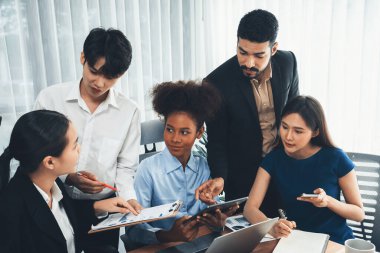 Mutlu iş adamları birlikte çalışır, şirket ofisinde tartışırlar. Profesyonel ve çeşitlilik takım çalışması iş planını bilgisayarda tartışır. Modern çok kültürlü ofis çalışanı. Uyum