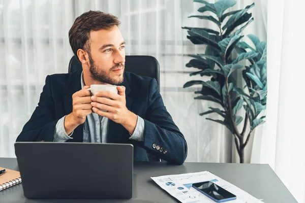 Geschäftsmann Arbeitet Seinem Laptop Und Trinkt Kaffee Seinem Schreibtisch Arbeitsbereich — Stockfoto