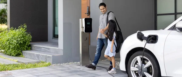 Progressive Father Daughter Plugs Charger Home Charging Station Electric Vehicle — Foto Stock