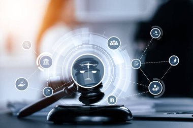 Akıllı hukuk, hukuki danışmanlık simgeleri ve avukatlık bürosunda çalışan araçlar dijital hukuk kavramını ve çevrim içi hukuk ve yönetmelik kavramlarını gözler önüne seriyor .