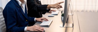Şirket işyerindeki bilgisayarlarda çalışan profesyonel iş adamları. Ofiste modern teknoloji ve verimli çalışma ortamı ile çalışan bir ofis çalışanı. Dahi.