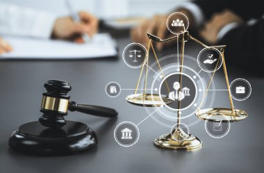 Akıllı hukuk, hukuki danışmanlık simgeleri ve avukatlık bürosunda çalışan araçlar dijital hukuk kavramını ve çevrim içi hukuk ve yönetmelik kavramlarını gözler önüne seriyor .