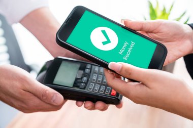 Akıllı telefon uygulamasında barkod taraması yapan kusursuz nakit ödemeler. QR kod teknolojisi, mobil bankacılık uygulaması ile modern alışveriş tarzı için hızlı ve güvenli işlemler. Sevinçli.