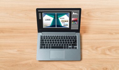 Web sayfasının modern tasarımı ve bilgisayar ekranında gösterilen ticari reklamlar için grafiksel tasarımcı yazılımı