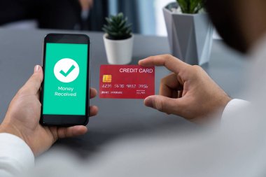 Akıllı telefon uygulamasında kredi kartıyla dijital ödeme. Hızlı, güvenli ve kullanışlı internet bankacılığı işlemleri QR kodu ve cep telefonu uygulamalı barkod teknolojisi kullanıyor. Coşkulu
