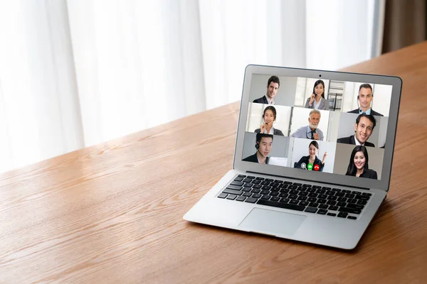 企業の事務所の労働者の仲介仮想グループ会議のためのビデオ会議のビジネスの人々 — ストック写真