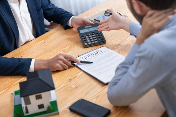 Immobilienmakler Berechnet Steuern Und Zinsen Versicherungsverträge Mit Dem Kunden Der — Stockfoto